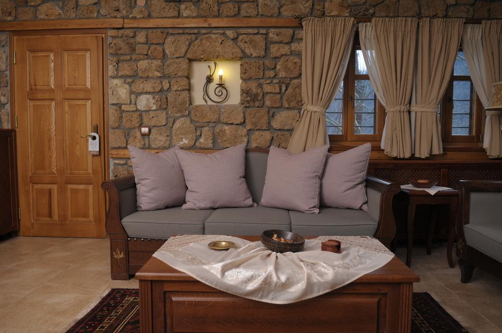 Roes Suites Káto Loutrákion Dış mekan fotoğraf