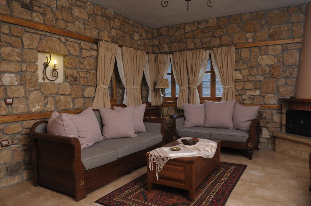 Roes Suites Káto Loutrákion Dış mekan fotoğraf