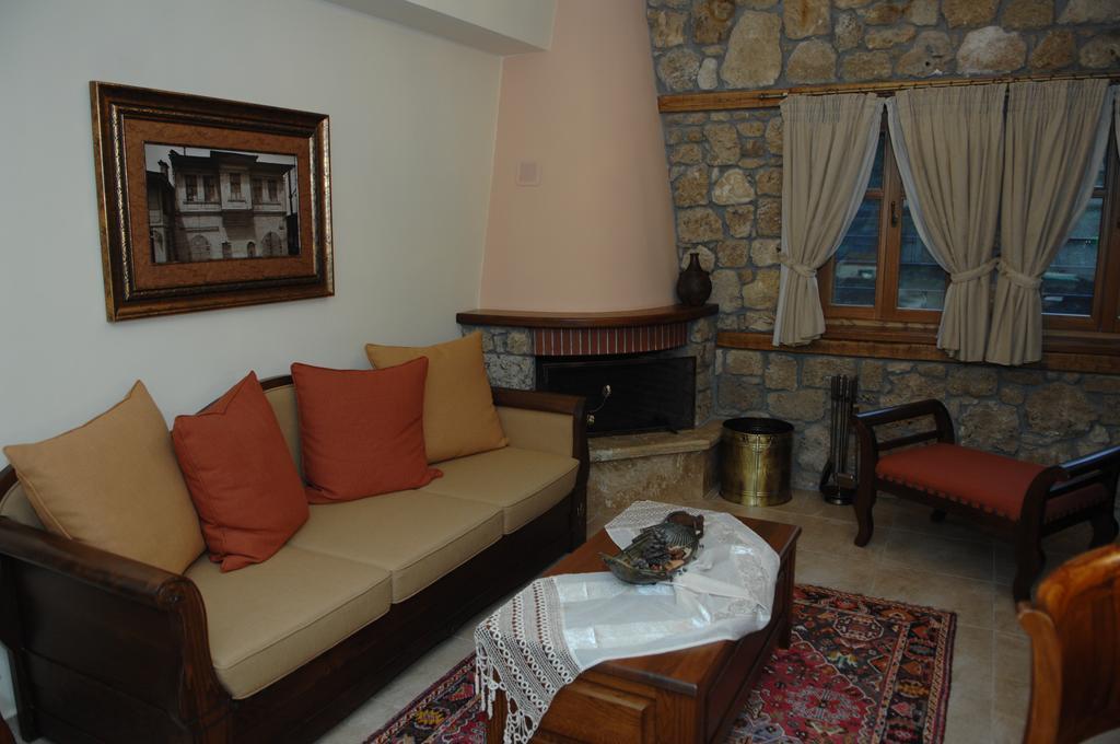 Roes Suites Káto Loutrákion Dış mekan fotoğraf