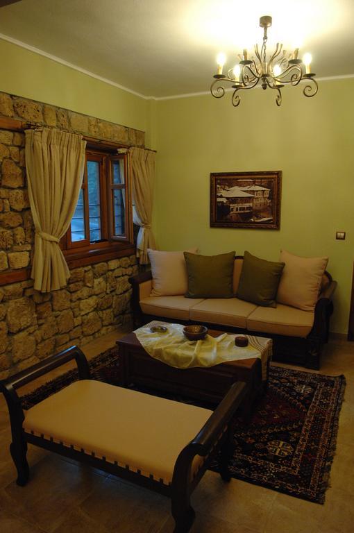 Roes Suites Káto Loutrákion Dış mekan fotoğraf