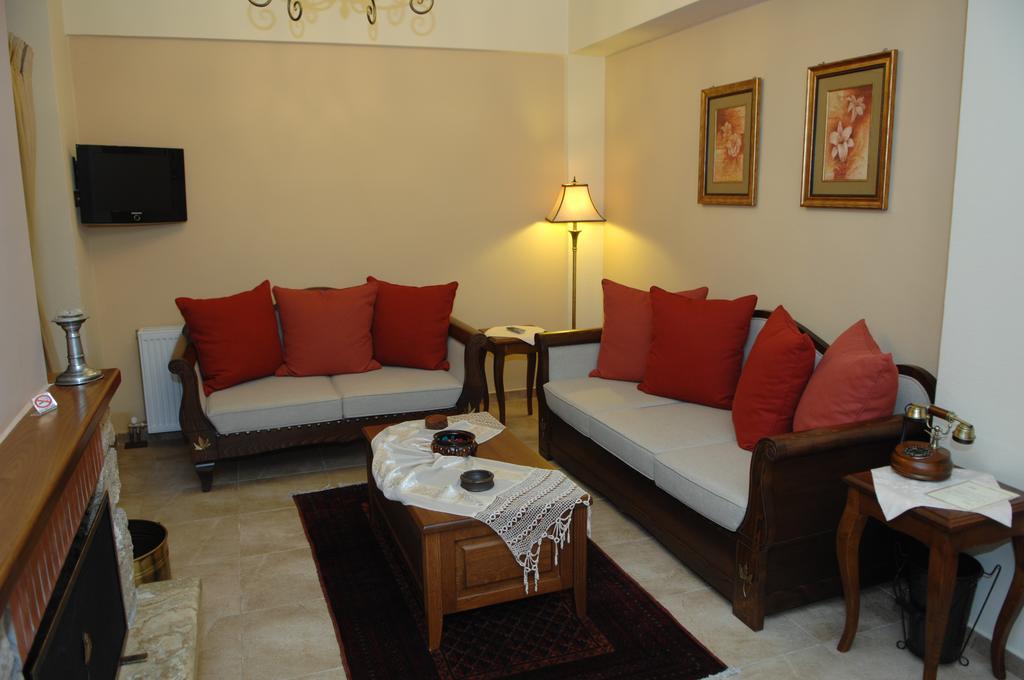 Roes Suites Káto Loutrákion Dış mekan fotoğraf