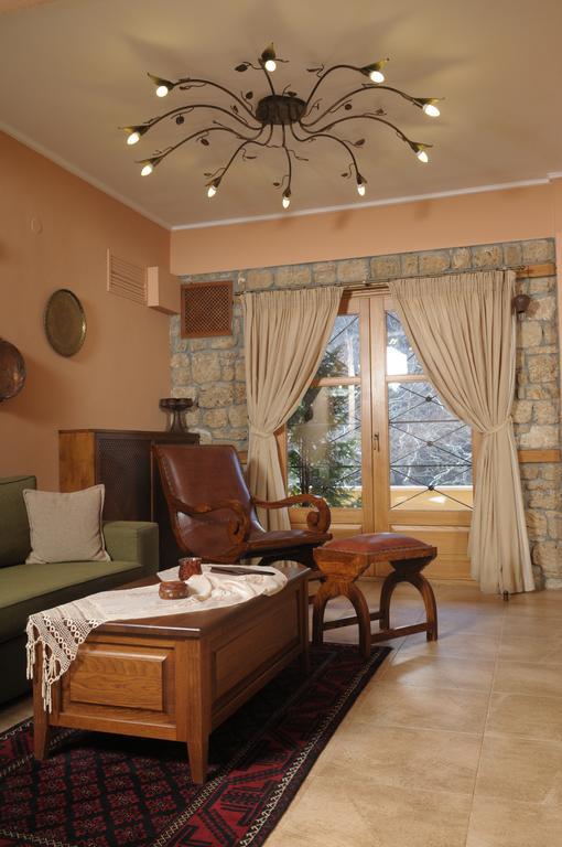 Roes Suites Káto Loutrákion Dış mekan fotoğraf