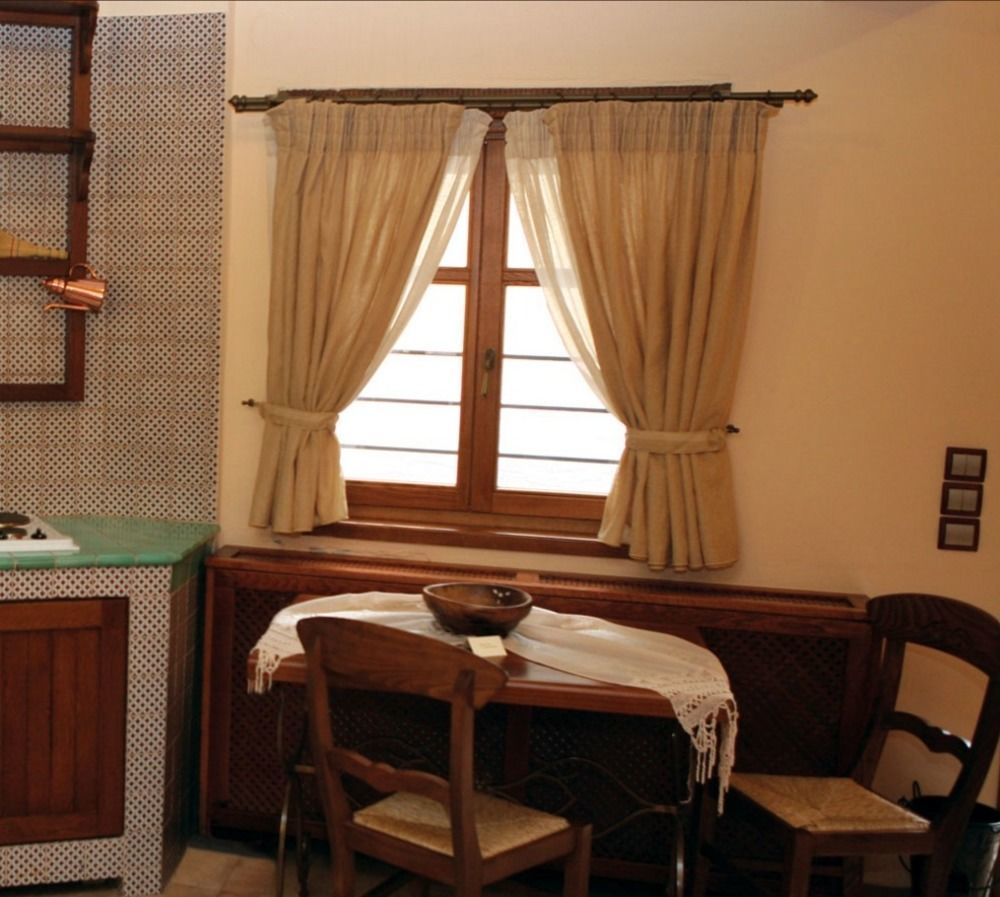 Roes Suites Káto Loutrákion Dış mekan fotoğraf