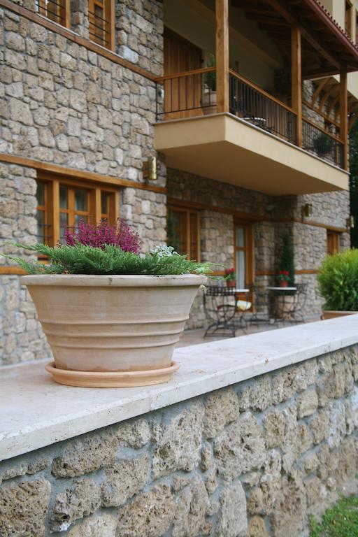 Roes Suites Káto Loutrákion Dış mekan fotoğraf