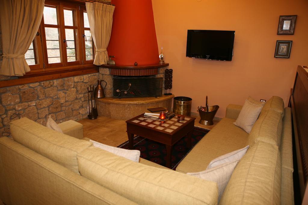 Roes Suites Káto Loutrákion Dış mekan fotoğraf