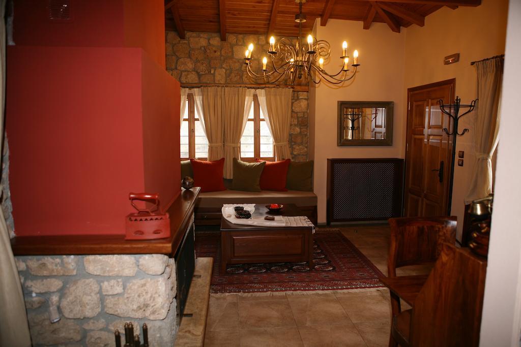Roes Suites Káto Loutrákion Dış mekan fotoğraf