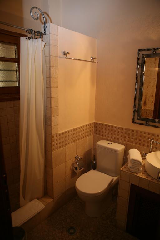Roes Suites Káto Loutrákion Dış mekan fotoğraf
