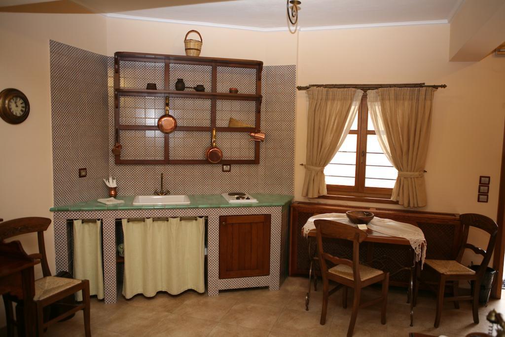 Roes Suites Káto Loutrákion Dış mekan fotoğraf