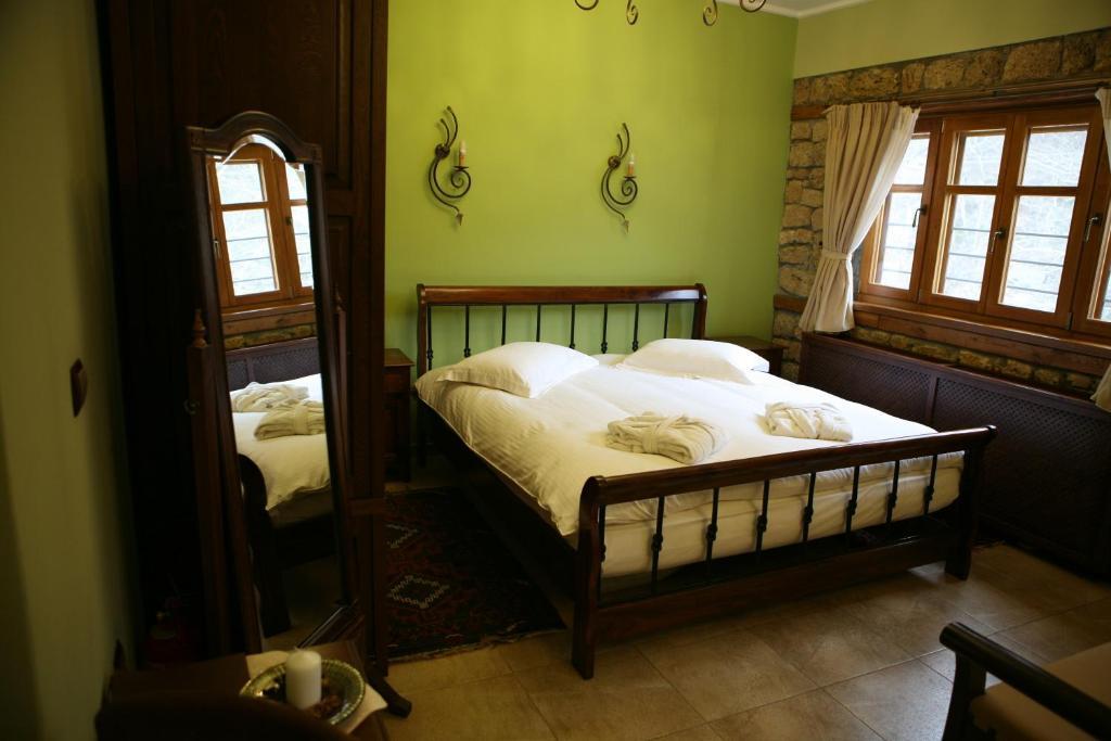 Roes Suites Káto Loutrákion Dış mekan fotoğraf